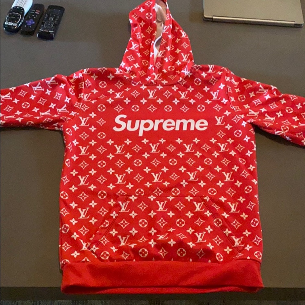 I trendy- Supreme X Louis Vuitton ( Not Authentic)